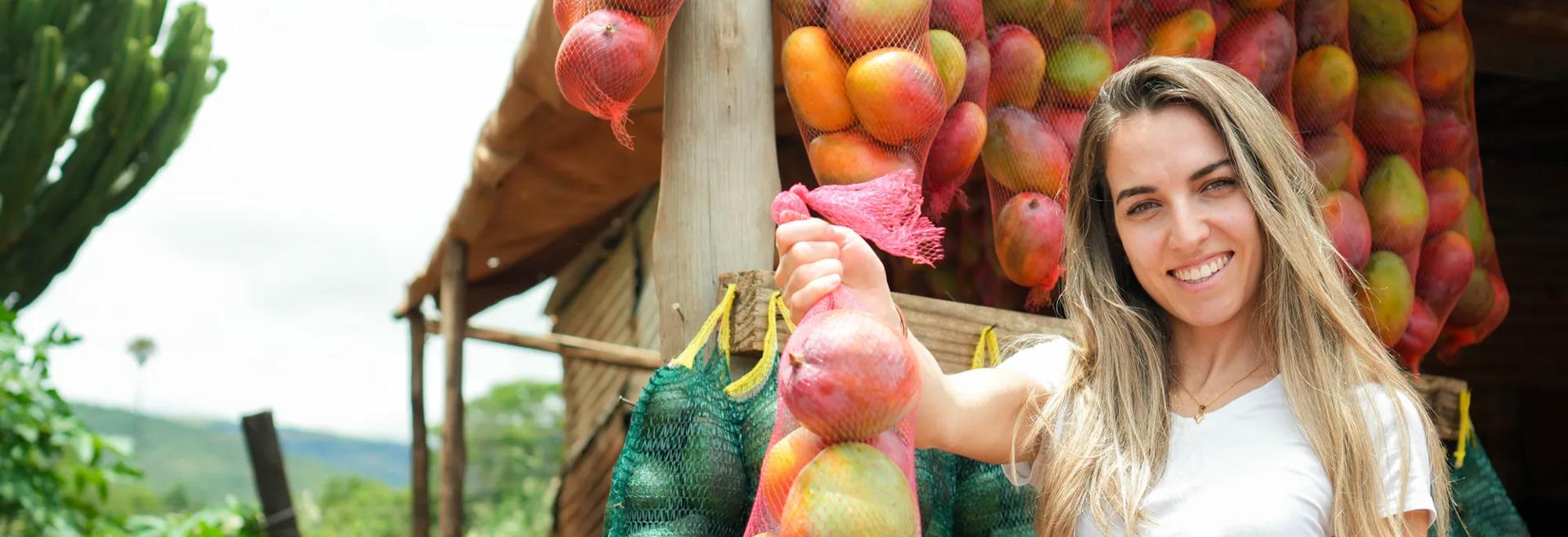 Sprachaufenthalt Kolumbien, Frau am Früchte Markt