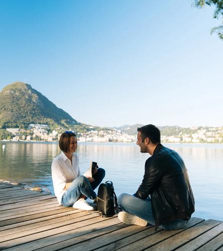 Sprachaufenthalt, Freunde auf einem Steg am See