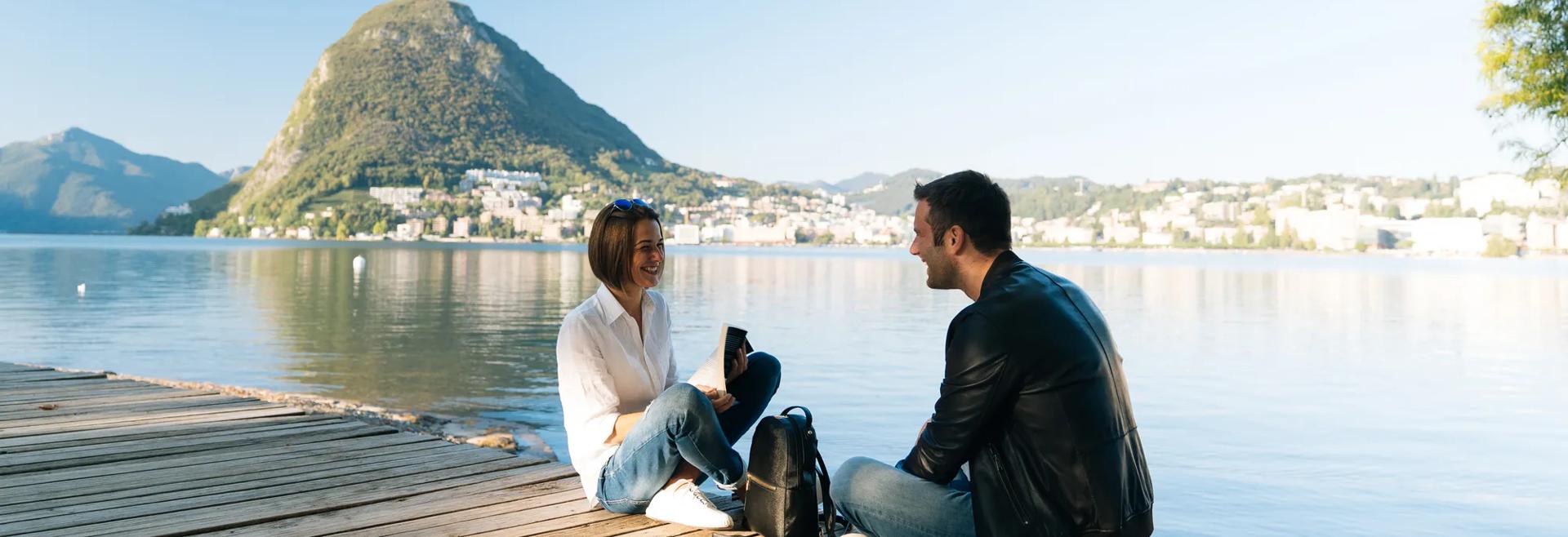 Sprachaufenthalt Tessin, Freunde auf einem Steg am See