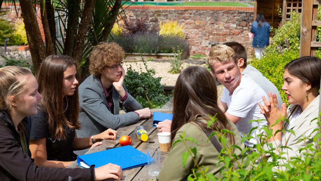 Séjour linguistique Angleterre, English Language Centre (ELC) Bristol, Élèves dans le jardin