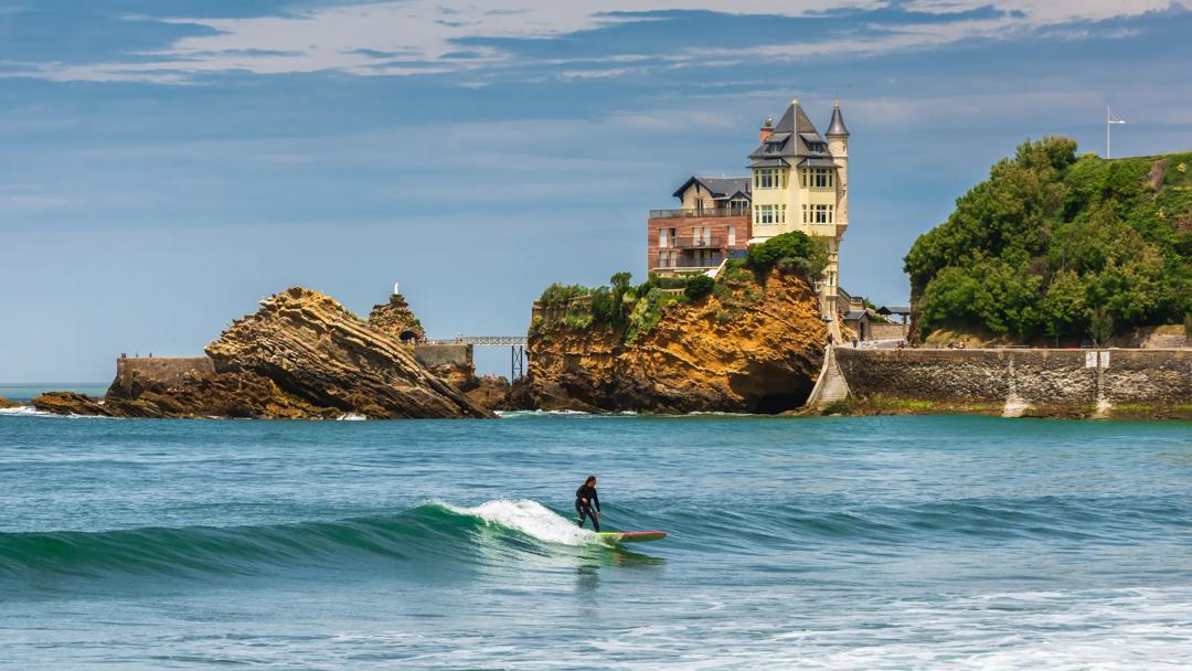 Sprachaufenthalt Frankreich, Biarritz, Surfer im Meer