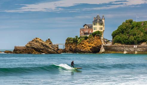 Sprachaufenthalt Frankreich, Biarritz, Surfer im Meer