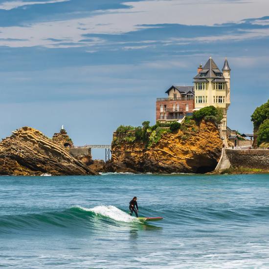 Sprachaufenthalt Frankreich, Biarritz, Surfer im Meer