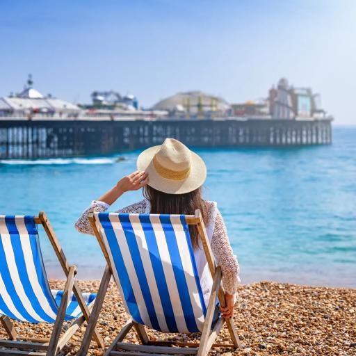 Séjour linguistique Angleterre, Brighton, Femme sur une chaise longue sur la jetée de la plage