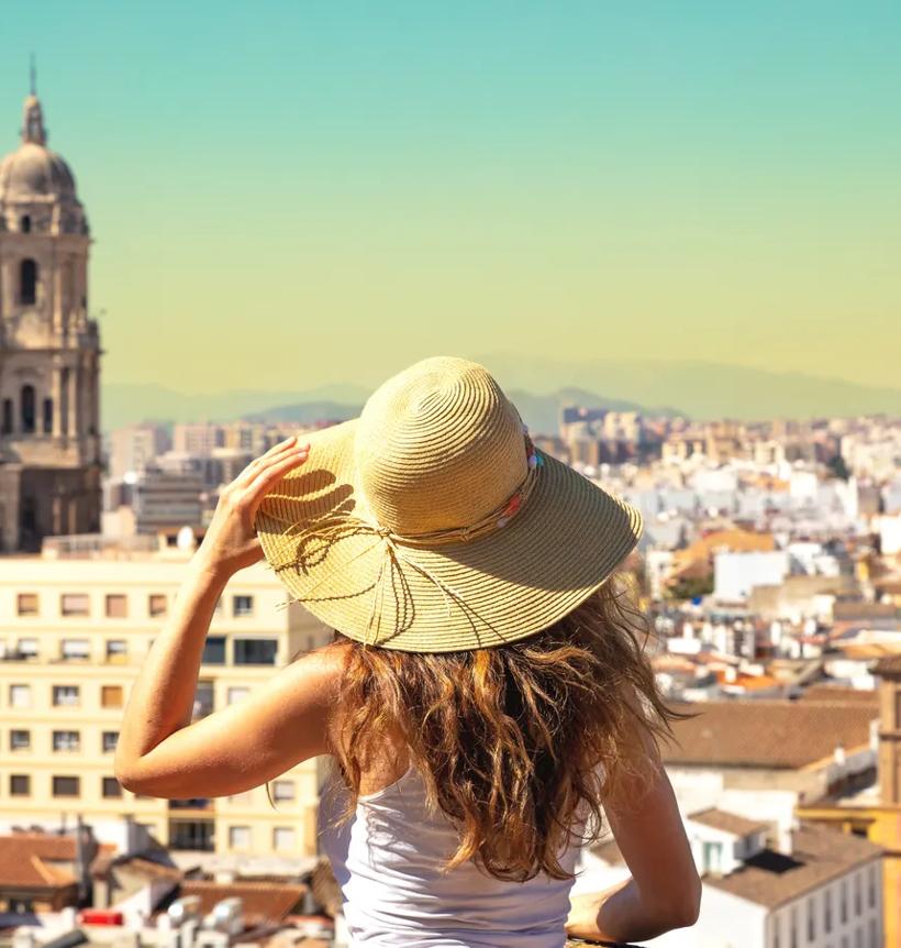 Sprachaufenthalt Spanien, Málaga, Frau Panoramablick Stadt am sightseeing