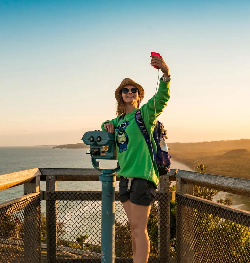 Sprachaufenthalt Australien, Byron Bay, Frau macht Selfie an Aussichtspunkt