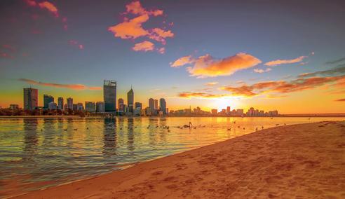 Sprachaufenthalt Australien, Perth, Sonnenuntergang am Strand mit Skyline