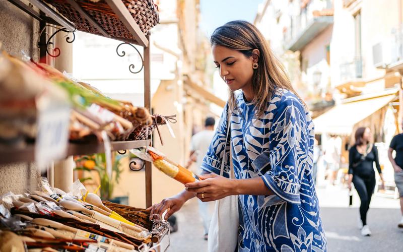 Sprachaufenthalt Italien, Frau am Markt