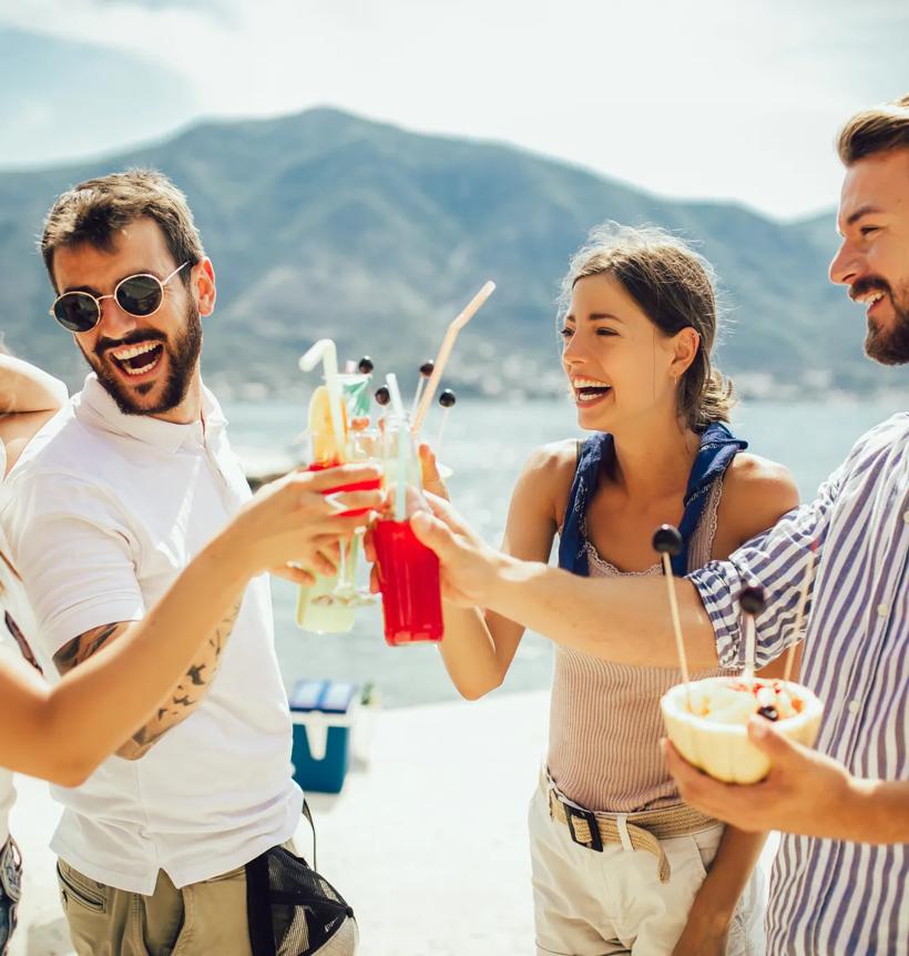 Séjour linguistique, amis prenant un verre au bord du lac