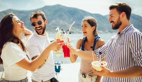 Sprachaufenthalt Schweiz, Tessin, Freunde mit Drinks am See