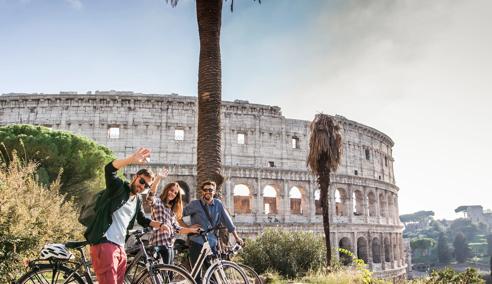 Séjour linguistique Italie, Rom, Amis devant le Colisée