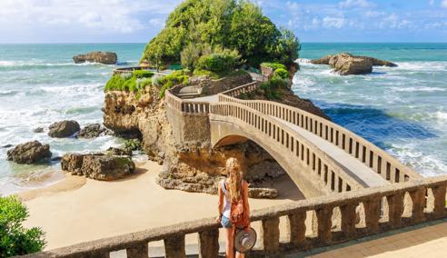 Séjour linguistique France, Biarritz, Frau vor Brücke zur Insel