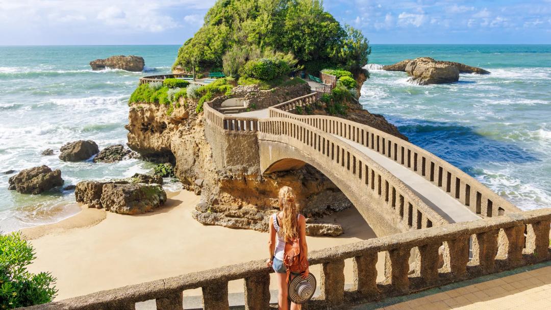 Séjour linguistique France, Biarritz, Une femme devant le pont menant à l'île